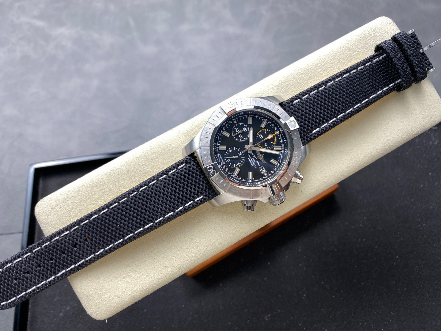 Breitling Focus on big factory goods