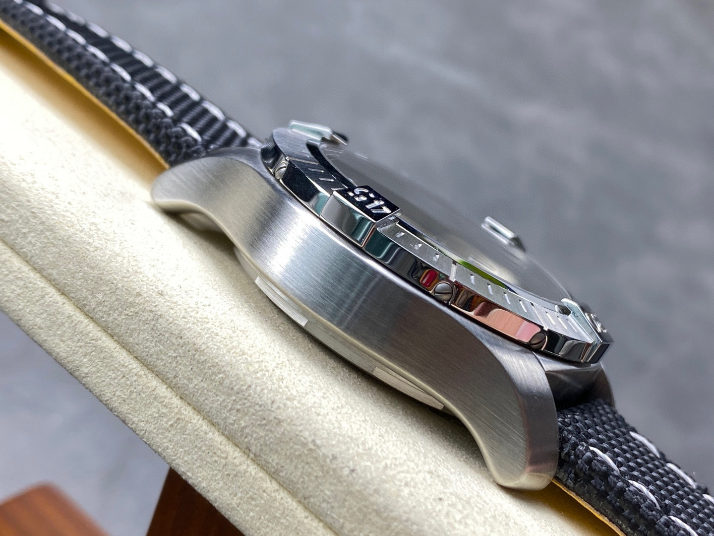 Breitling Focus on big factory goods
