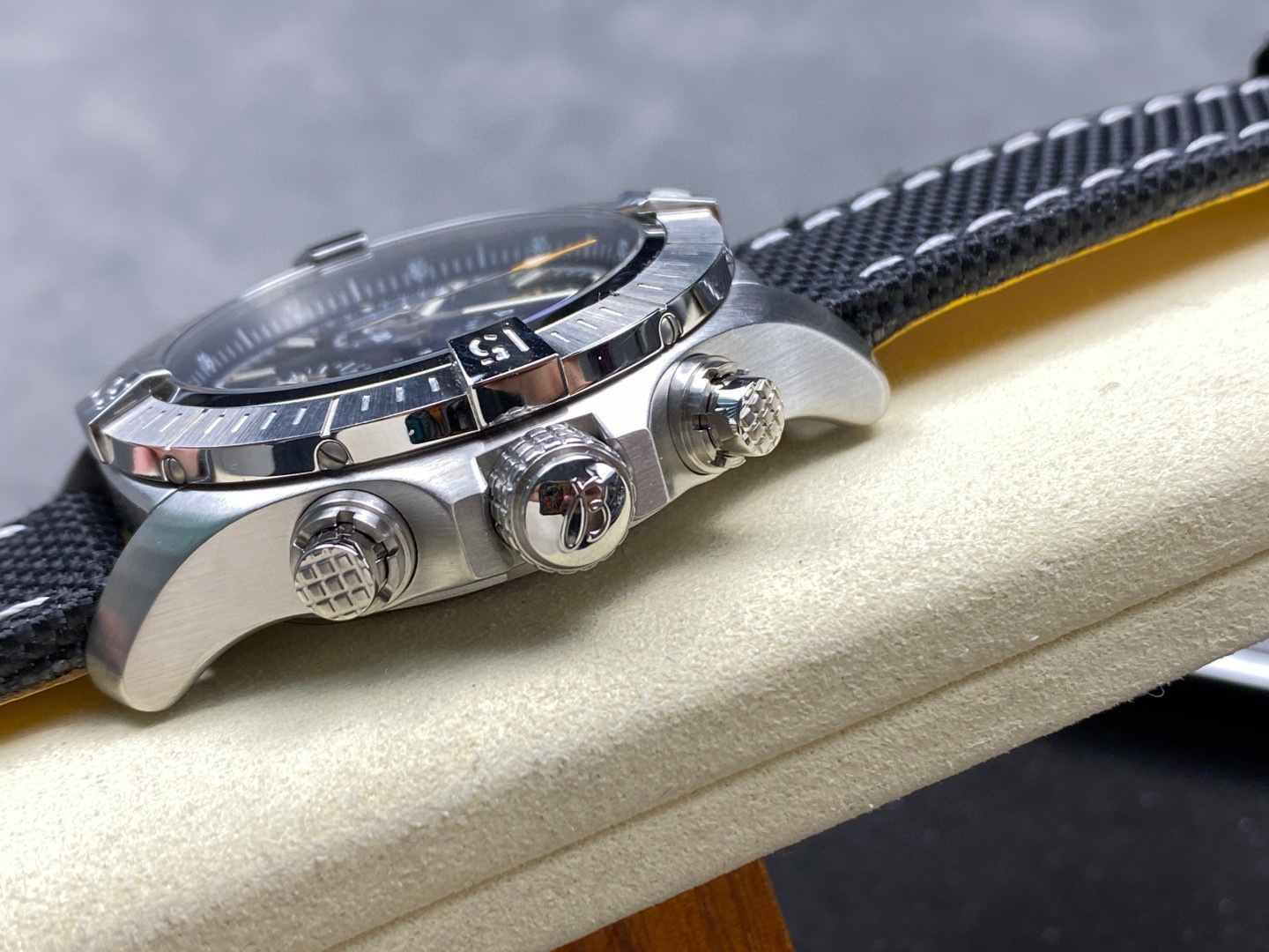 Breitling Focus on big factory goods