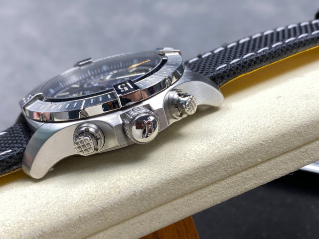 Breitling Focus on big factory goods