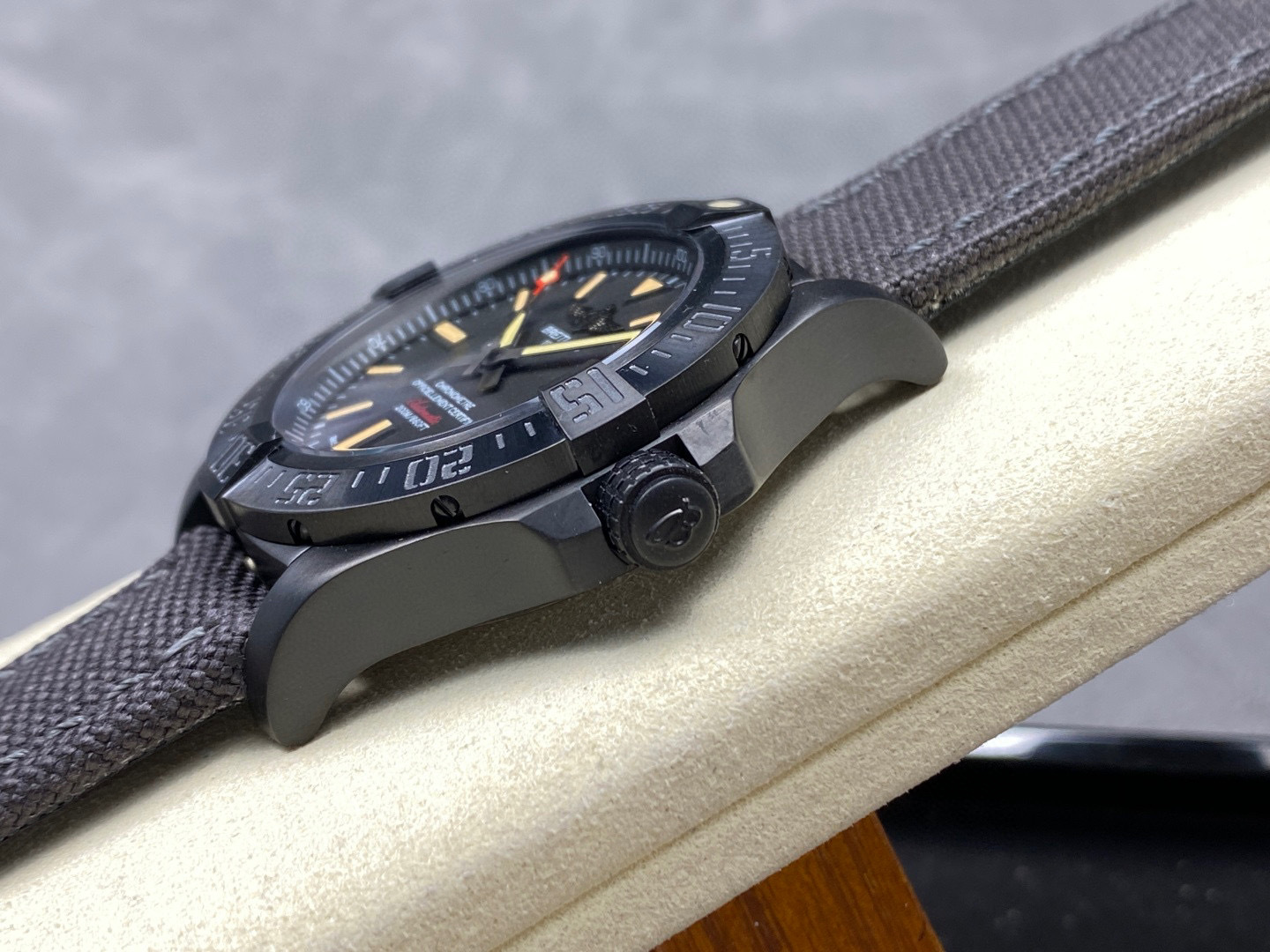 Breitling Focus on big factory goods
