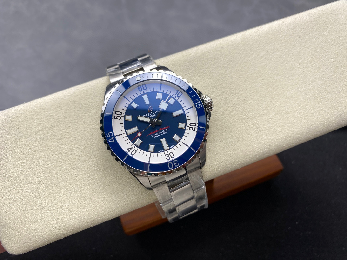 Breitling Focus on big factory goods