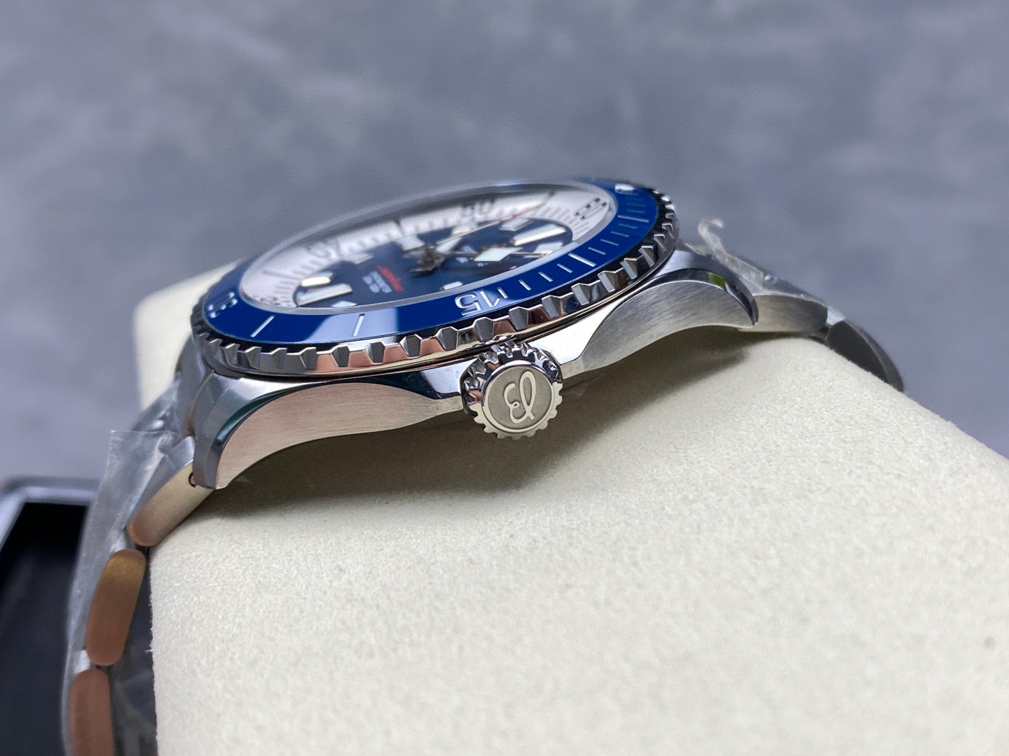 Breitling Focus on big factory goods