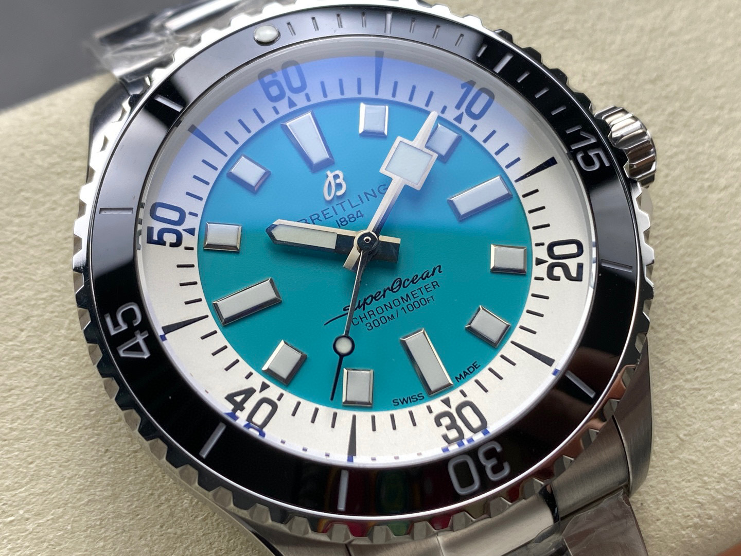 Breitling Focus on big factory goods