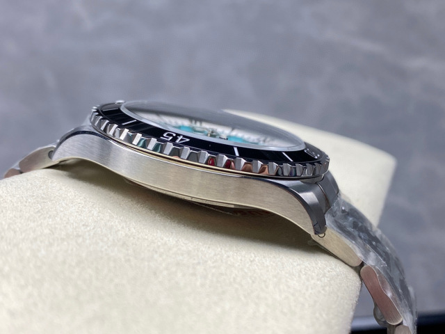 Breitling Focus on big factory goods