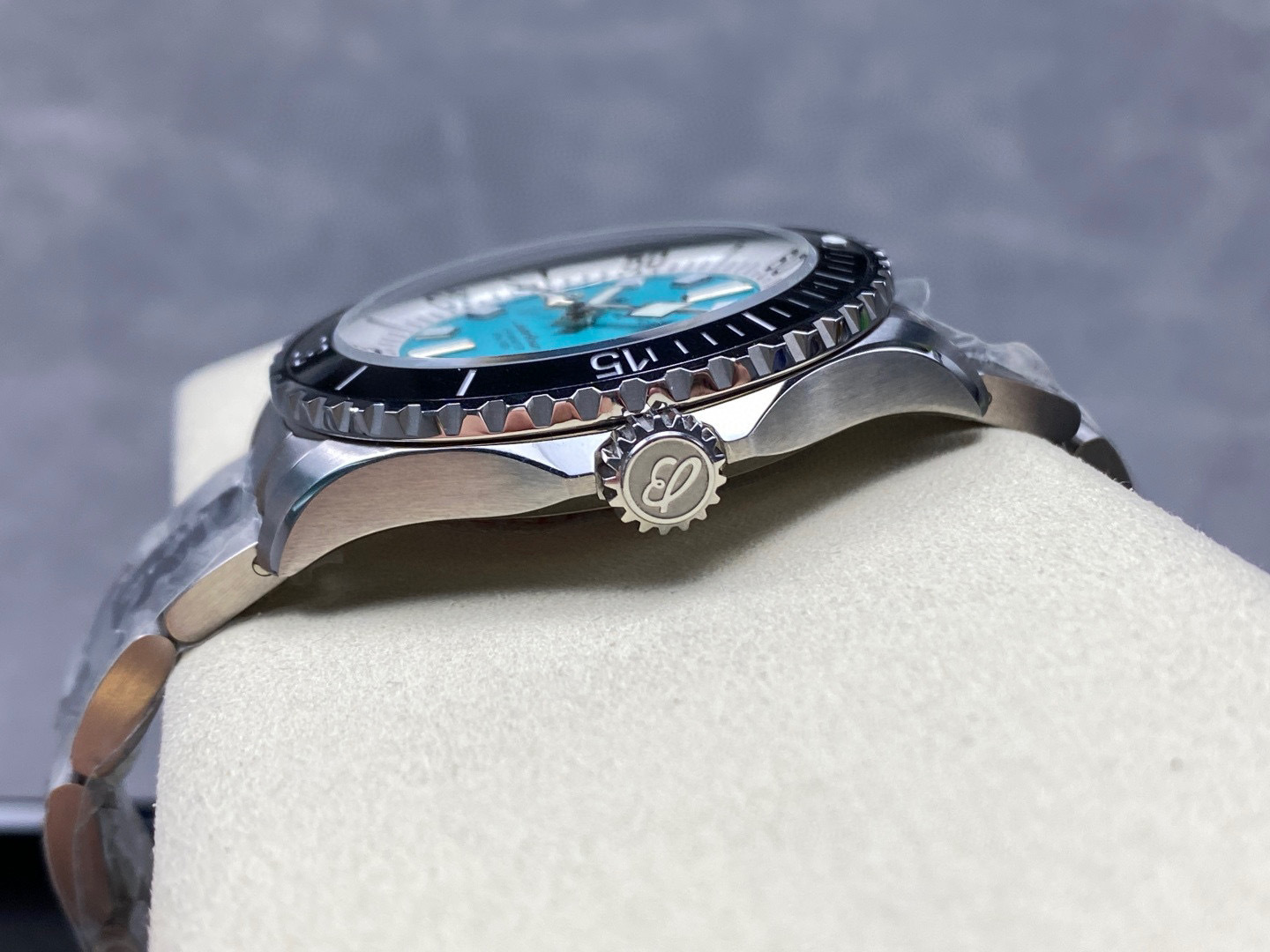 Breitling Focus on big factory goods
