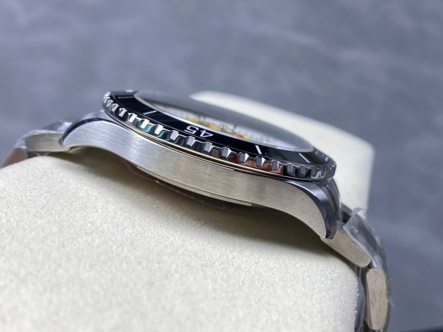 Breitling Focus on big factory goods