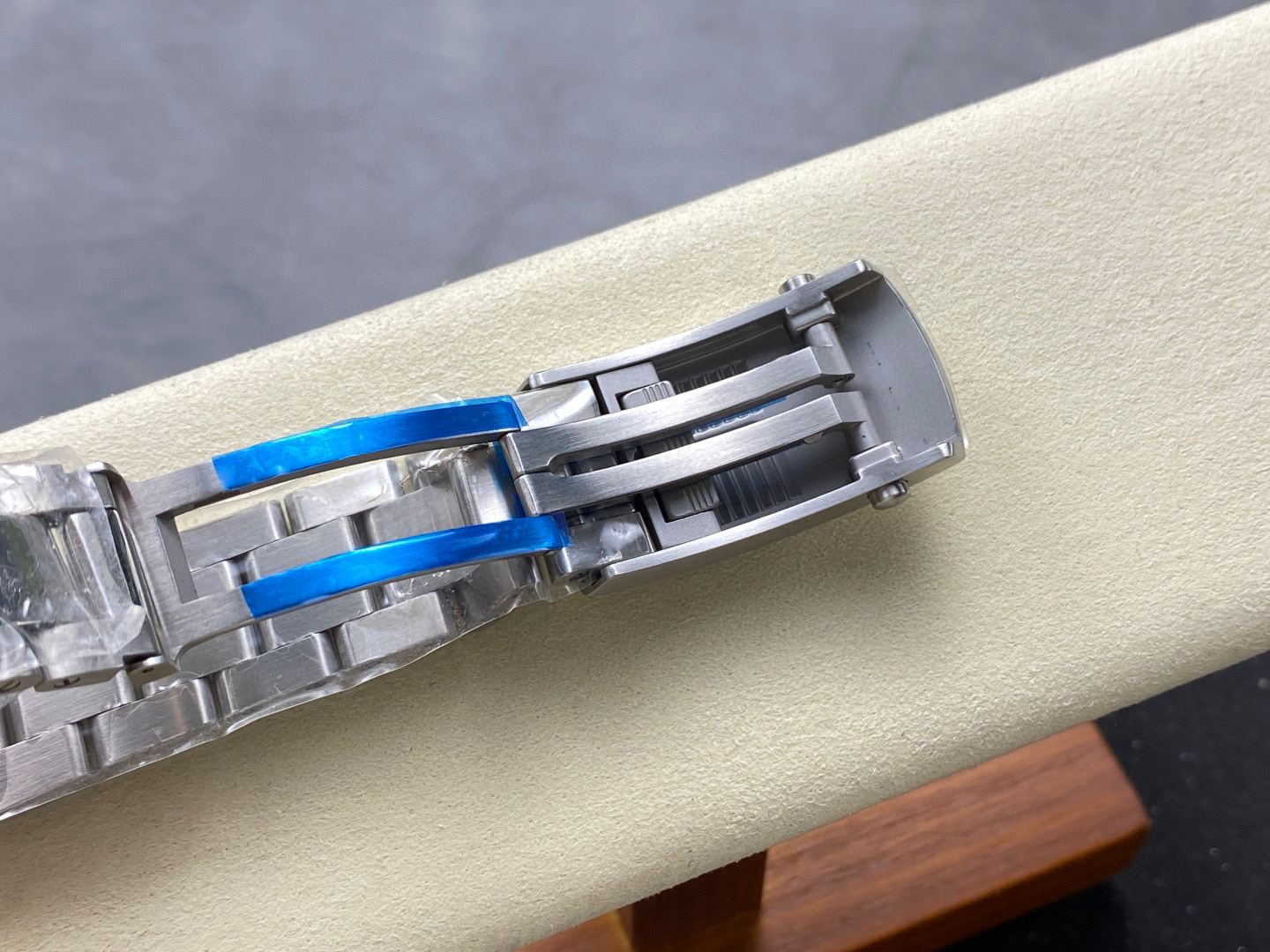 Breitling Focus on big factory goods