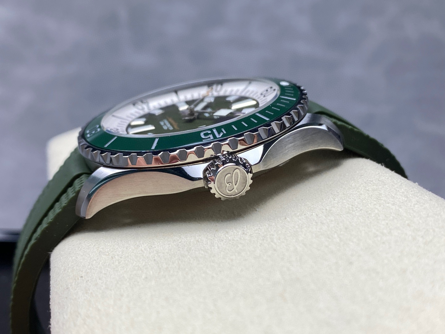 Breitling Focus on big factory goods