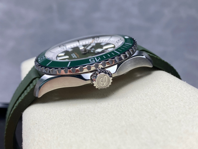 Breitling Focus on big factory goods