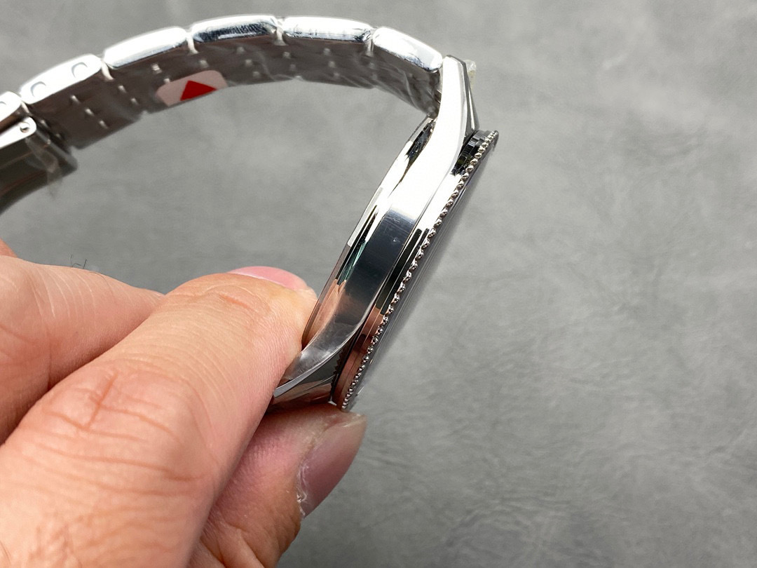 Breitling Focus on big factory goods