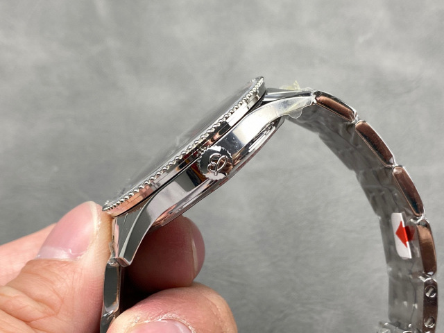Breitling Focus on big factory goods