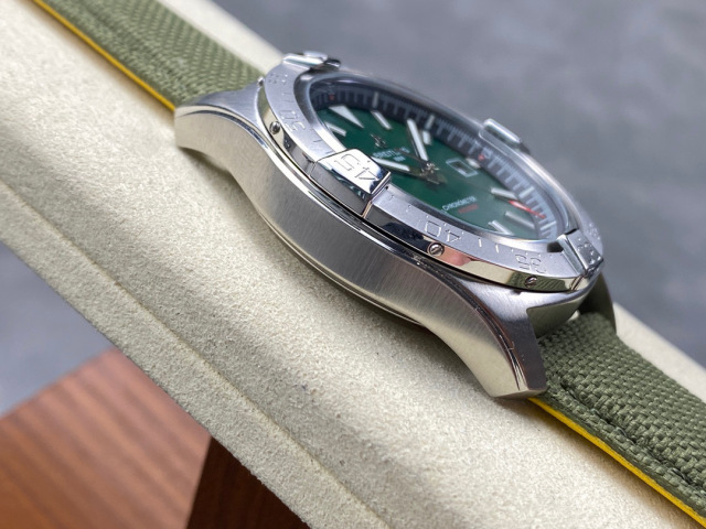 Breitling Focus on big factory goods