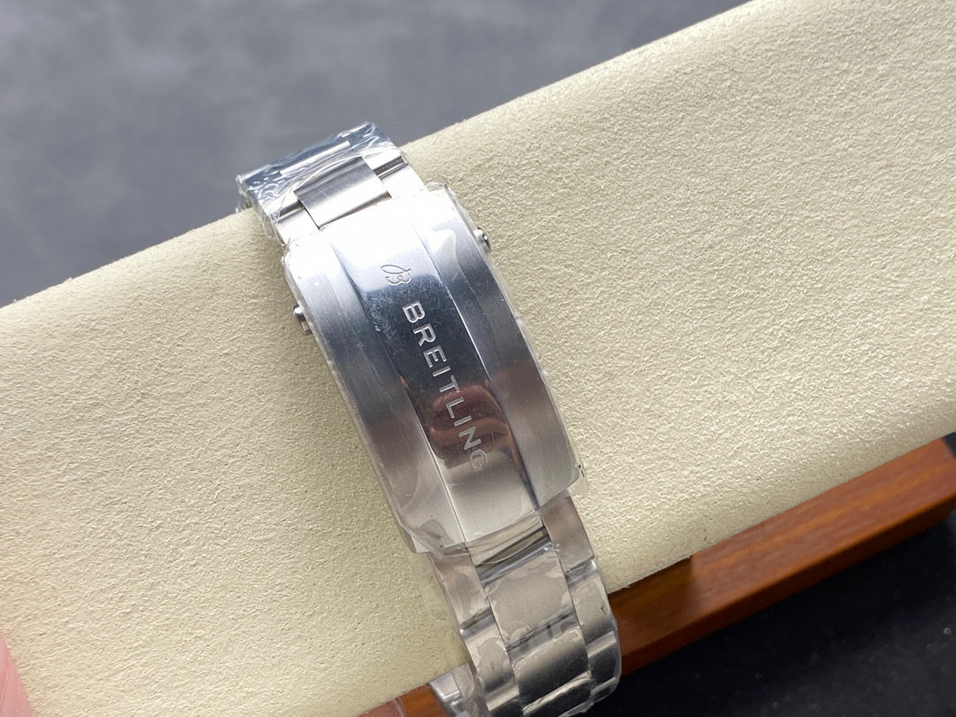 Breitling Focus on big factory goods
