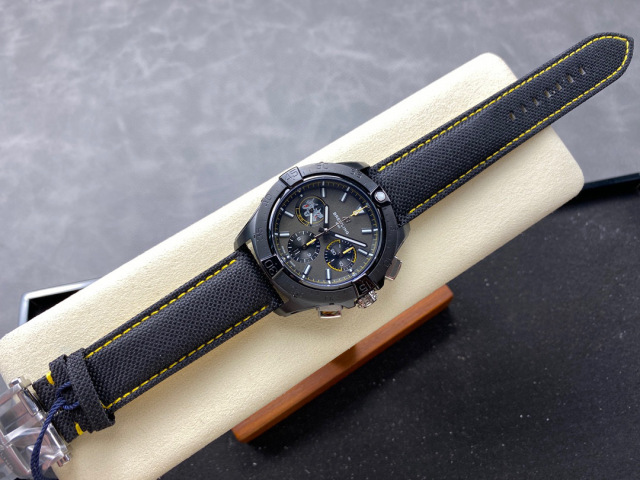 Breitling Focus on big factory goods