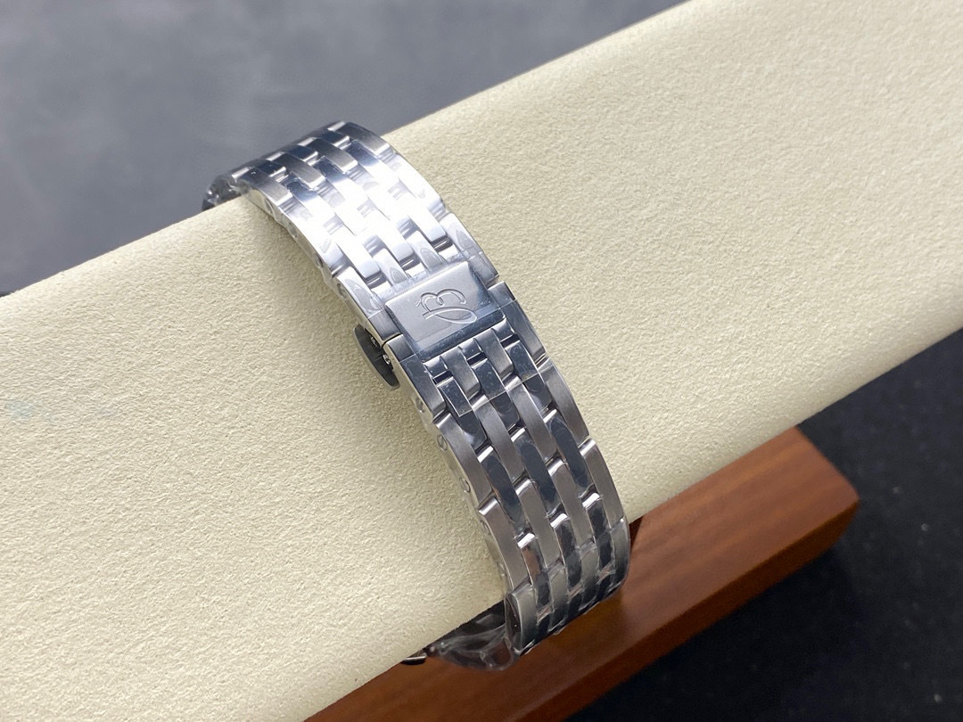 Breitling Focus on big factory goods