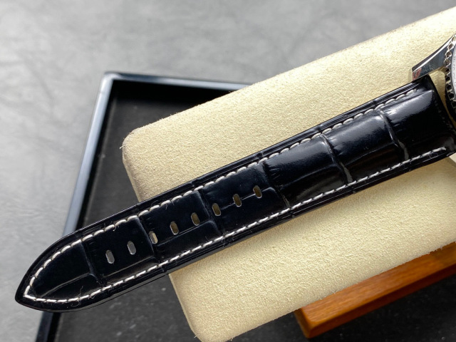 Breitling Focus on big factory goods