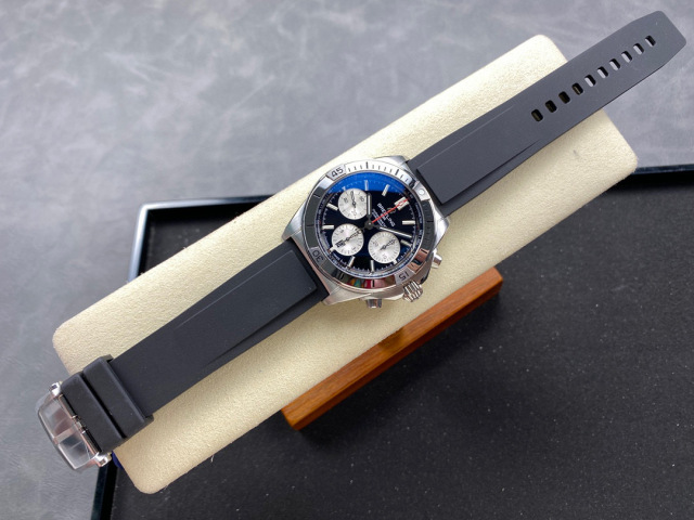 Breitling Focus on big factory goods