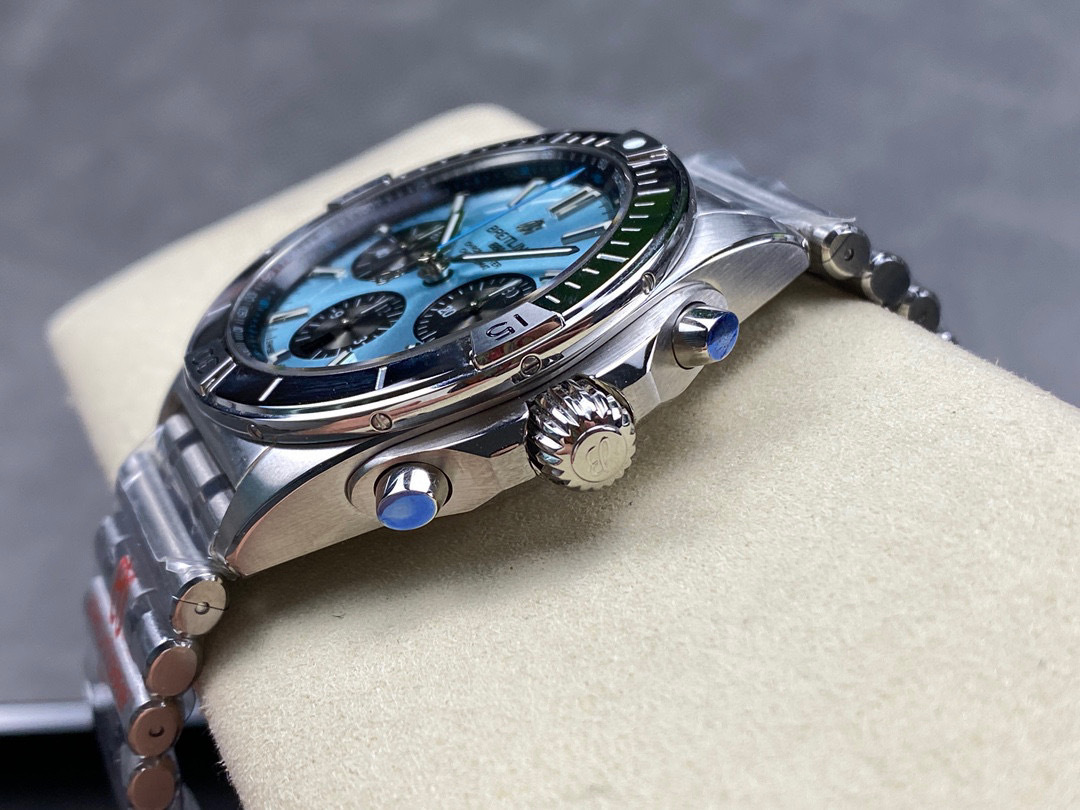 Breitling Focus on big factory goods