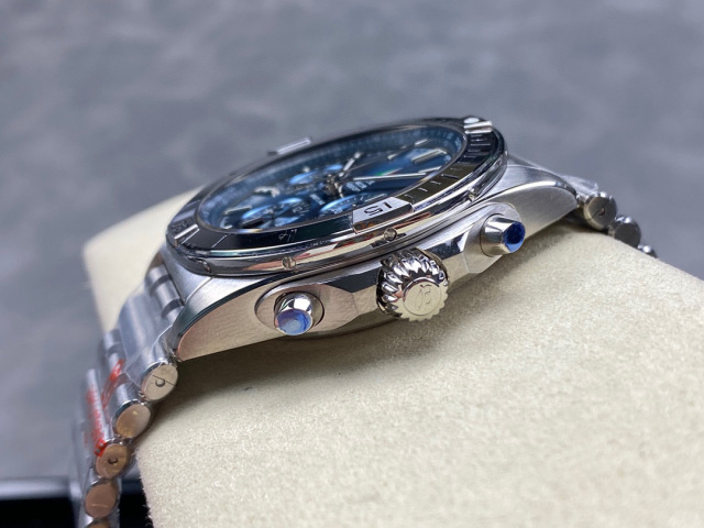 Breitling Focus on big factory goods
