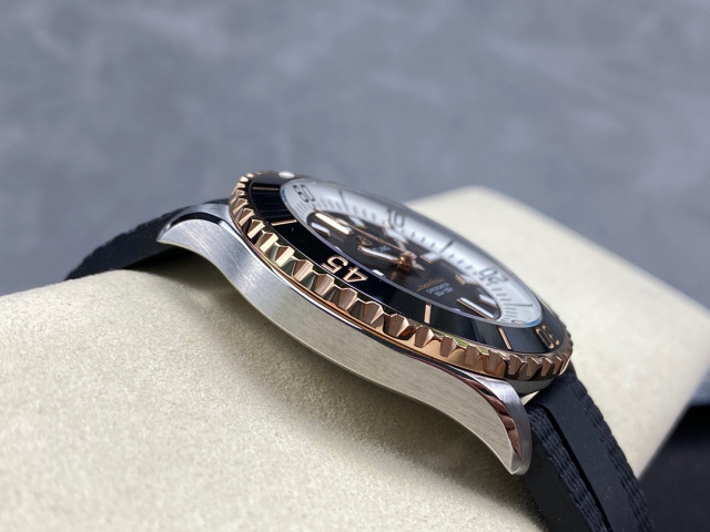 Breitling Focus on big factory goods