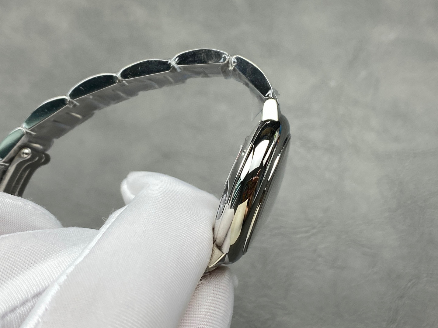 Cartier Focus on big factory goods