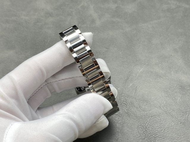 Cartier Focus on big factory goods