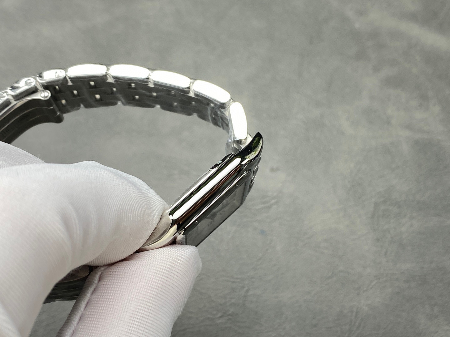 Cartier Focus on big factory goods