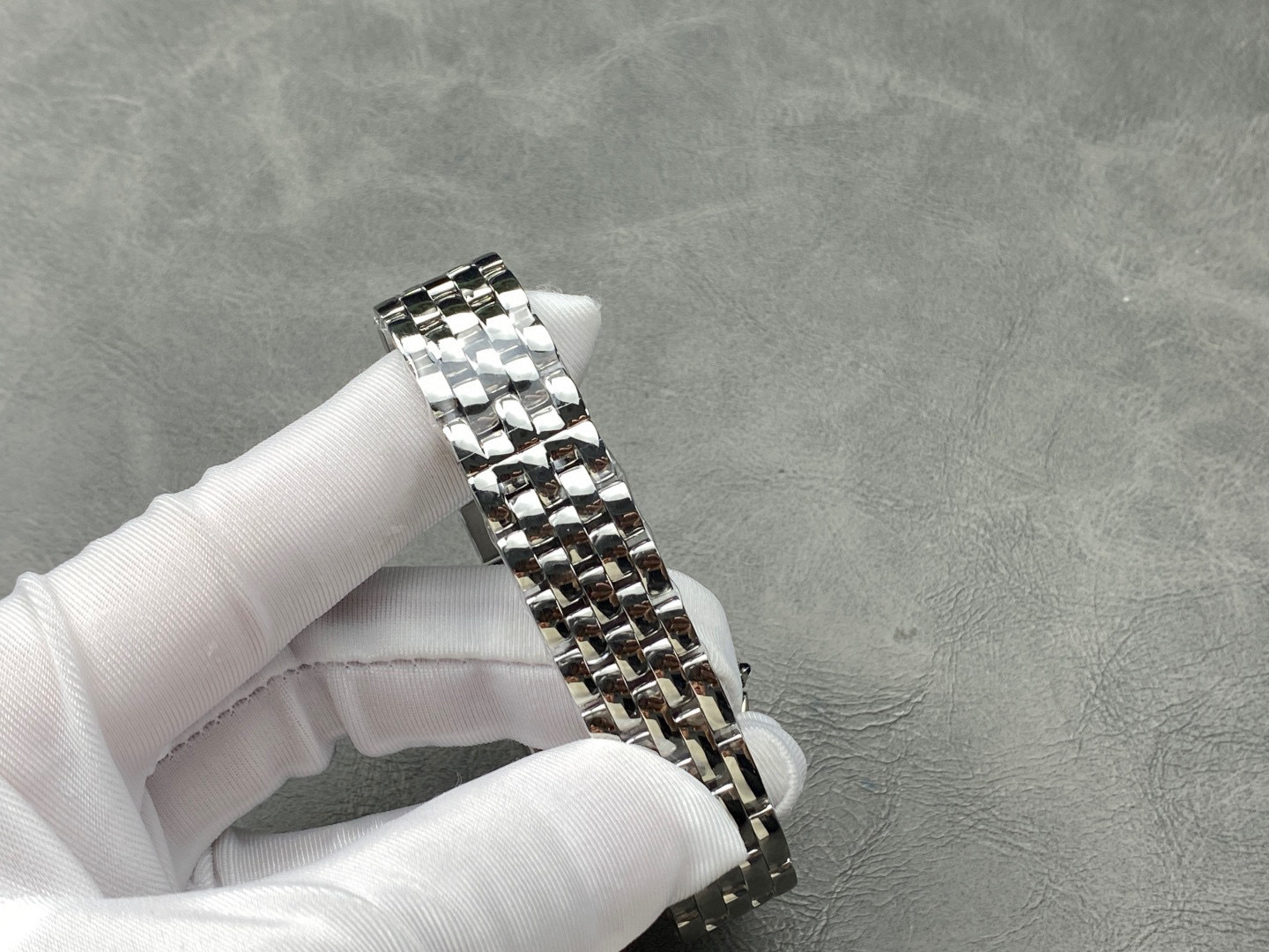 Cartier Focus on big factory goods