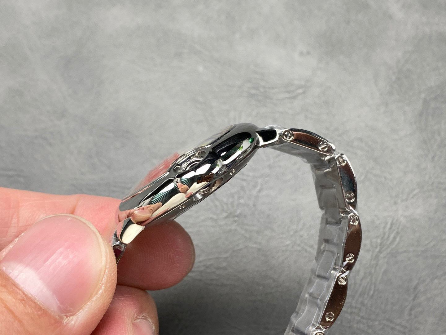 Cartier Focus on big factory goods