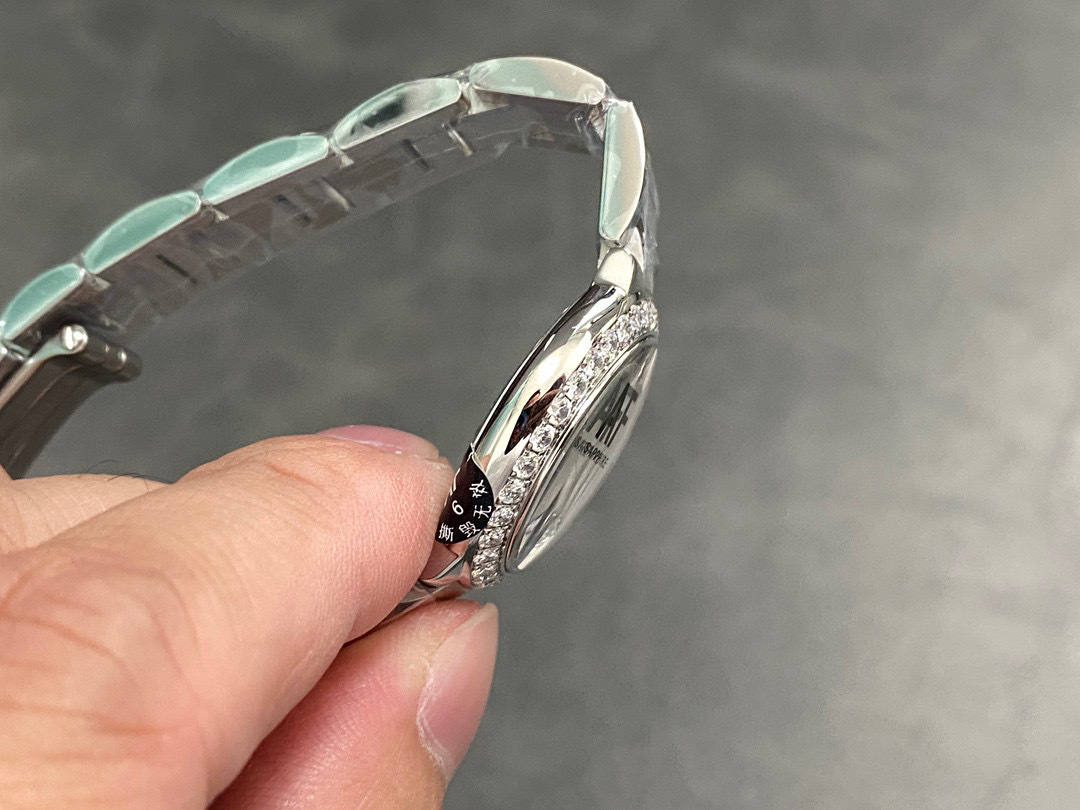 Cartier Focus on big factory goods