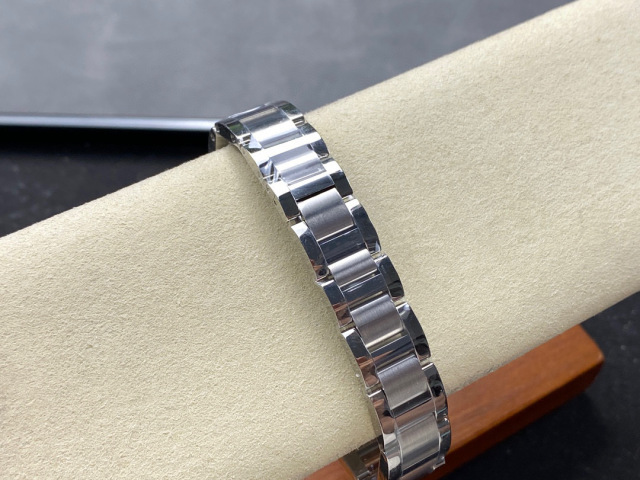 Cartier Focus on big factory goods