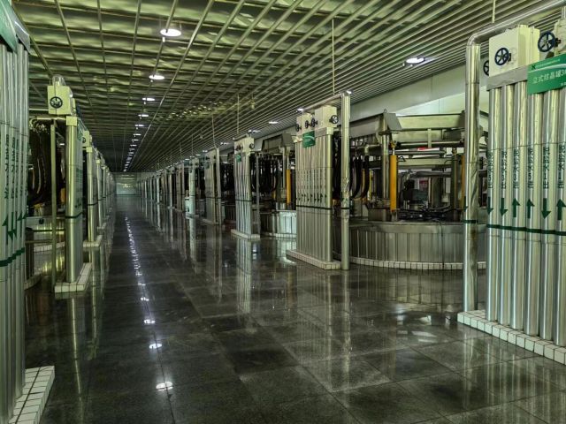 Oscillating high-efficiency continuous cooling crystallizer