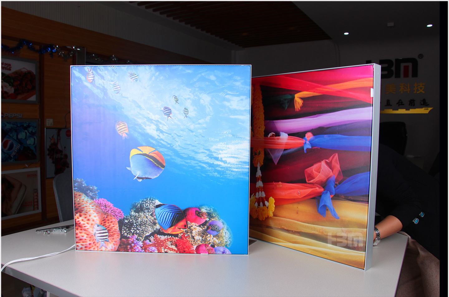 Slim frameless light box