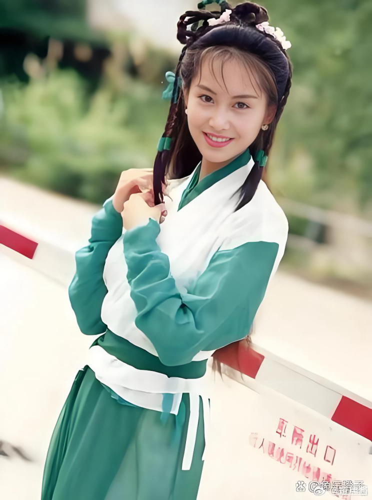 70S 80S Age Classical Movie Drama Costume Hanfu Male Female Famous Roles Huang Rong Chinese Paladin：Sword and Fairy III Classical Martial Arts Drama Jin Yong Various Vintage Costumes Cosplay Stage Performance Hanfu Dance Dress