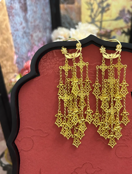 100% Duplicate Ancient Chinese Tang Dynasty Wall Paint Hair Accessories for Tang Empress Princess Gold Plated Hair Jewelry with Genuine Silk Iron Flowers Hanfu Clothing Accessories Hair Piece Hair Tiaras Sticks Earrings Necklace