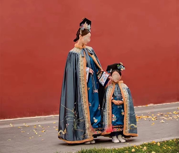 Qing Dynasty Empress Princess Winter Thick Fur Cloak with Delicate Embroidery Mum-Daughter Photography Costume Hanfu Size can be Customized for Ancient Chinese Qing Dynasty Palace Photo