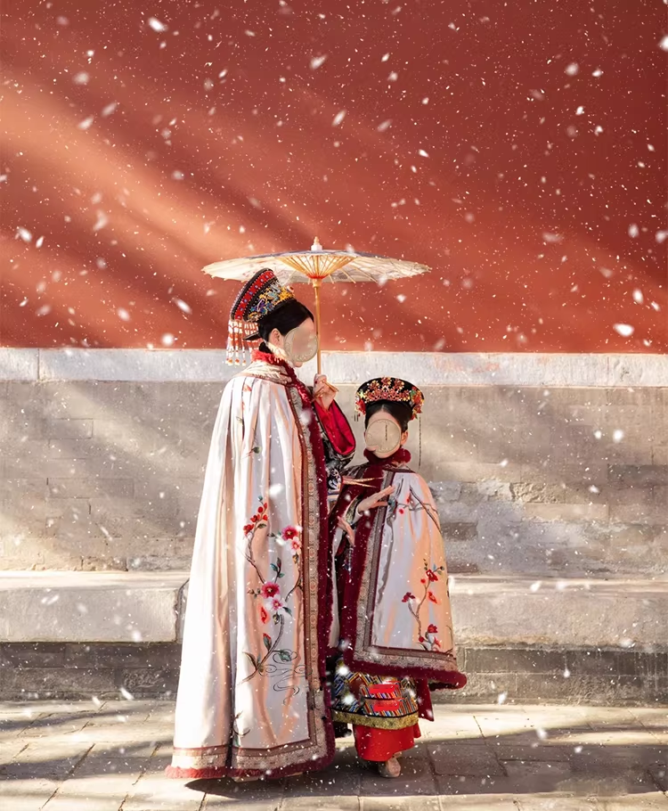 Qing Dynasty Empress Princess Winter Thick Fur Cloak with Delicate Embroidery Mum-Daughter Photography Costume Hanfu Size can be Customized for Ancient Chinese Qing Dynasty Palace Photo