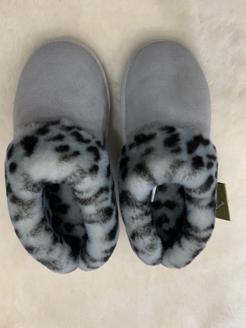 Genuine Sheepskin Scuffs Indoor Slippers and Garden Slippers Fashional Design for Extra Warm in Winter
