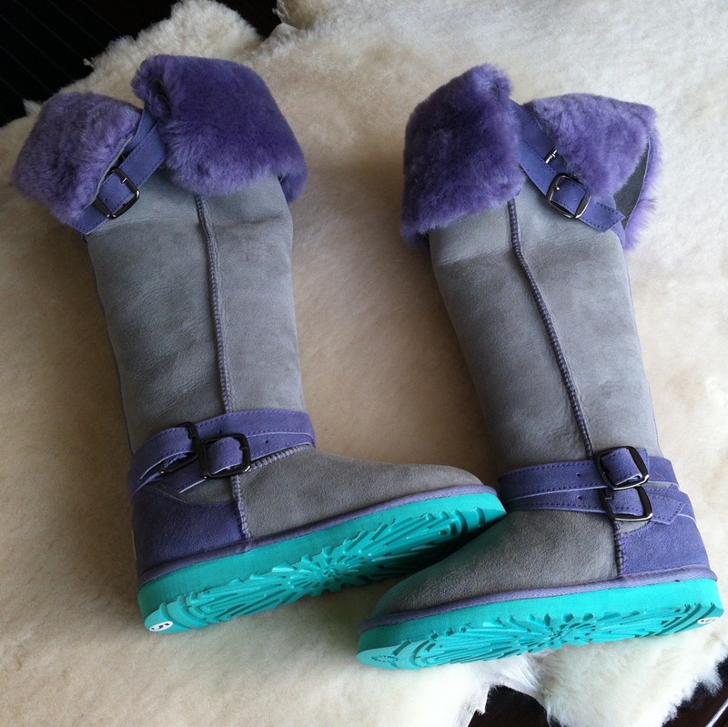 Luxury Sheepskin Outerdoor Tall Boots Water Repellent Fashional Design for Extra Warm in Winter