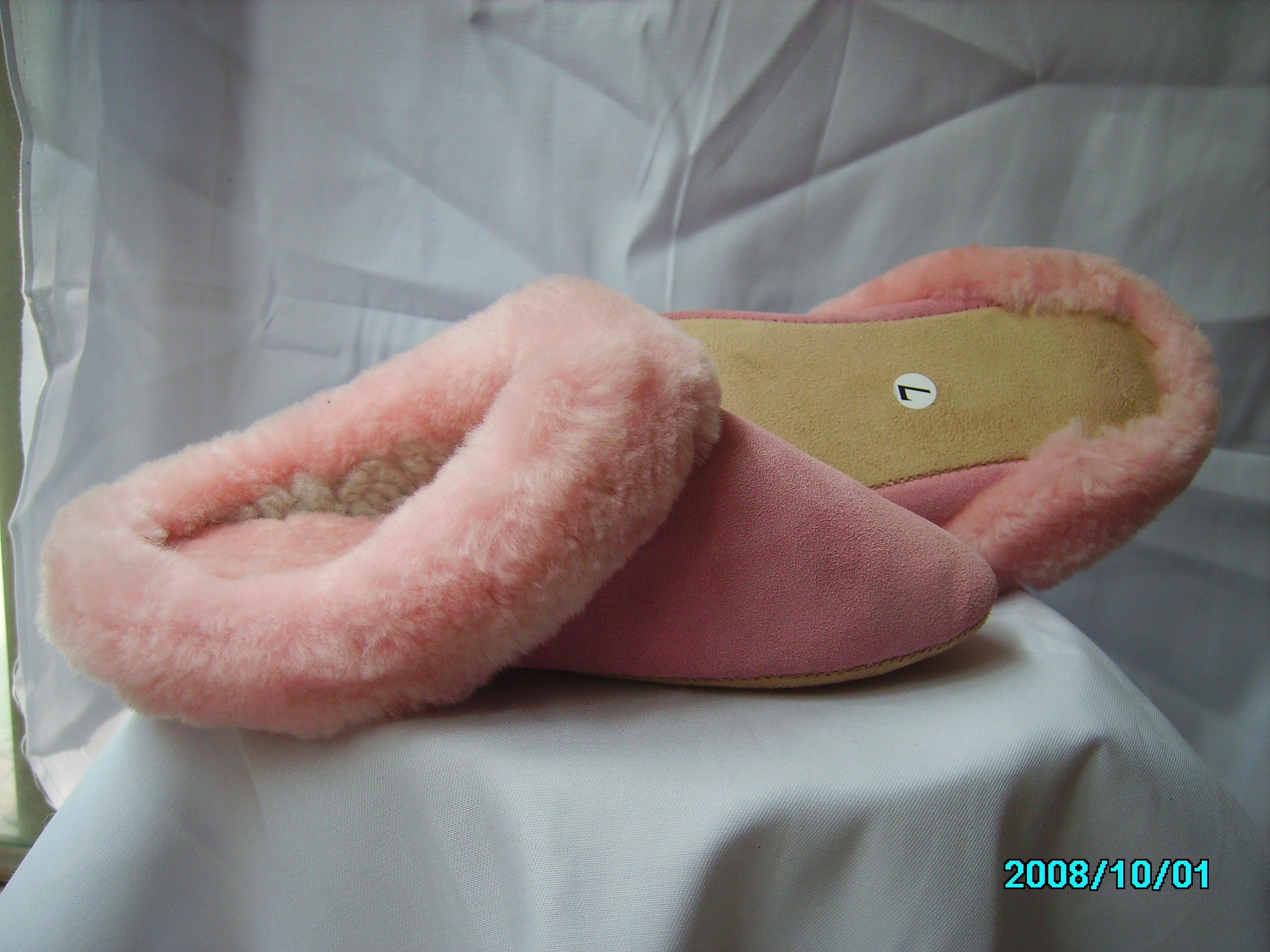 Genuine Sheepskin Scuffs Indoor Slippers and Garden Slippers Fashional Design for Extra Warm in Winter