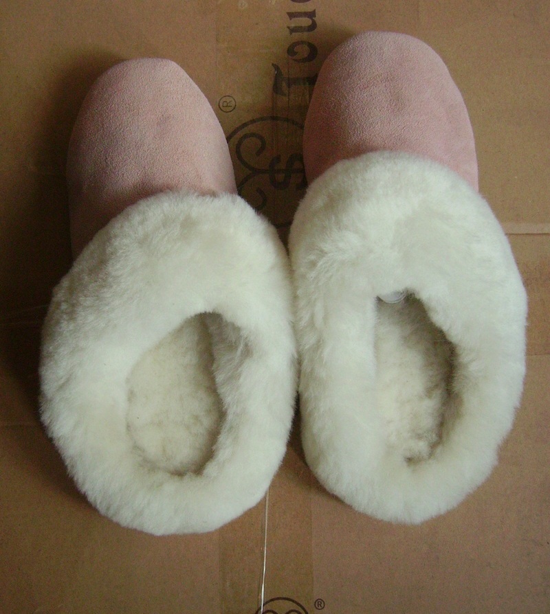 Genuine Sheepskin Scuffs Indoor Slippers and Garden Slippers Fashional Design for Extra Warm in Winter