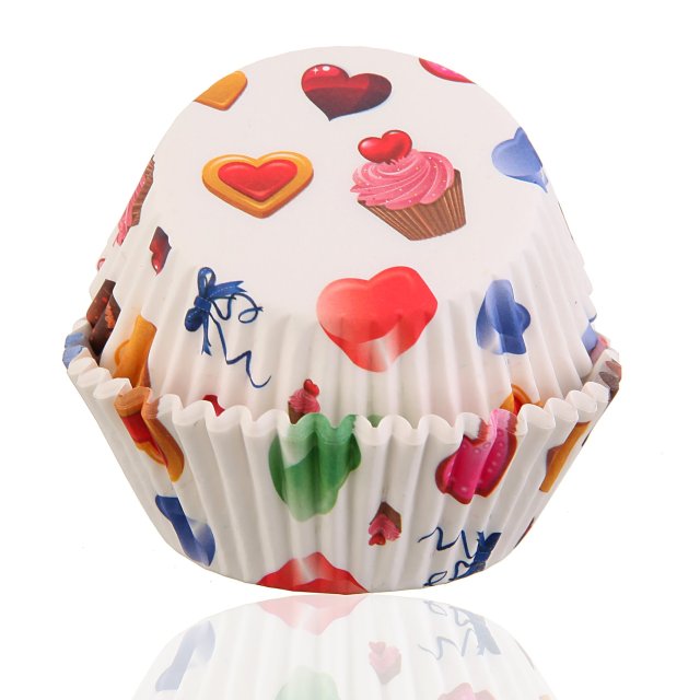 caramelos con forma de corazón y cupcakes