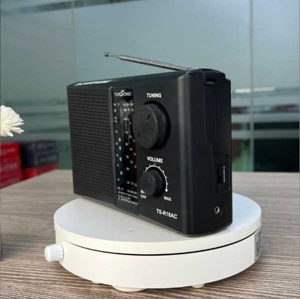 Radio doméstica multifuncional con tarjeta insertable. Pequeño electrodoméstico multifuncional portátil FM multibanda.