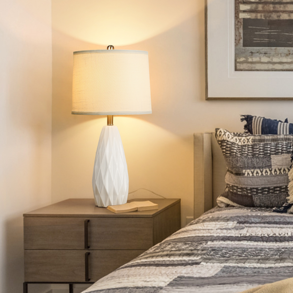 Diamond pattern ceramic table lamp