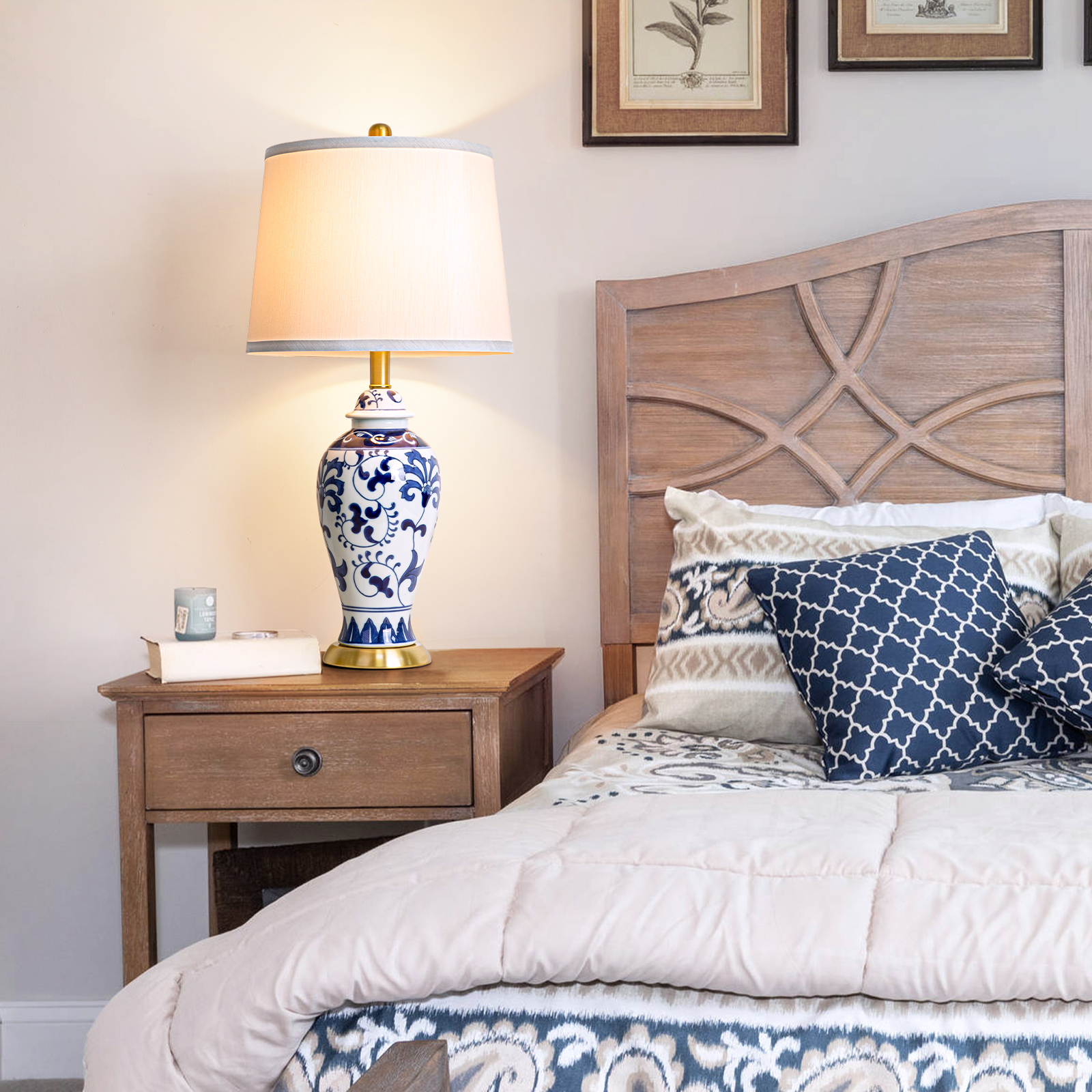 Blue and white porcelain table lamp