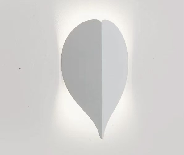 Leaf shaped wall lamp