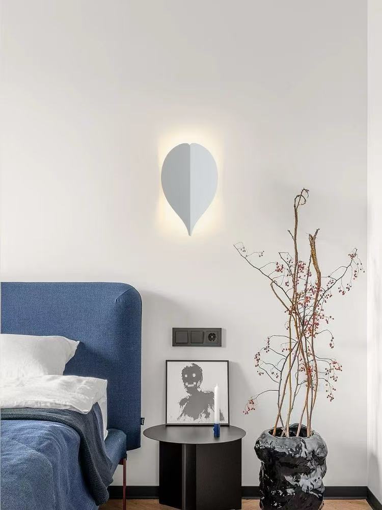 Leaf shaped wall lamp