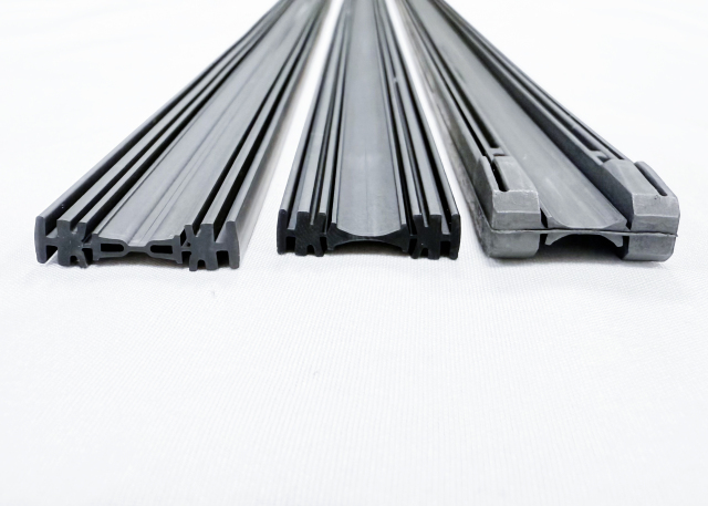 Rubber strip for wiper blades