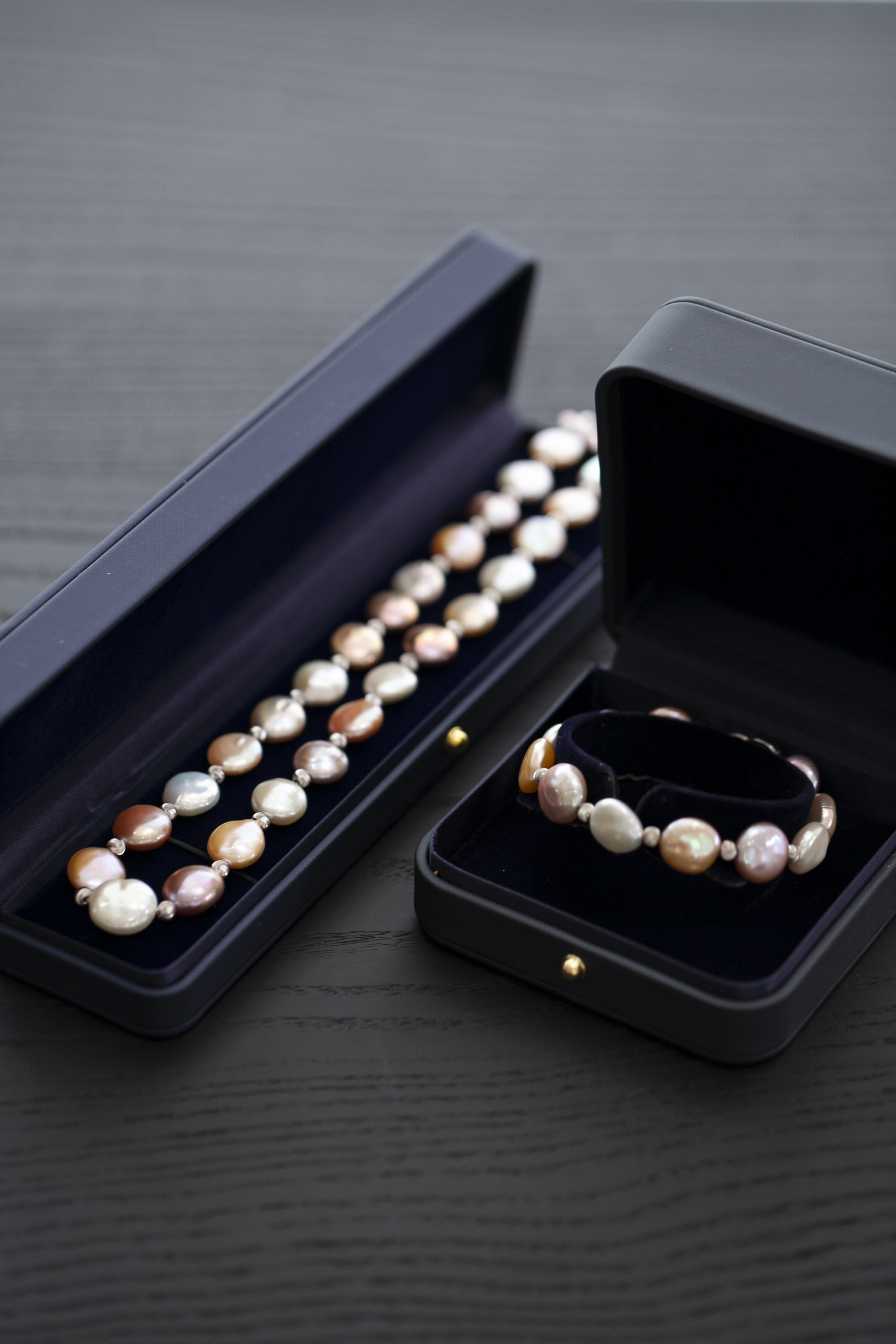 优雅，是一种选择：珍珠手串与珍珠项链的永恒魅力